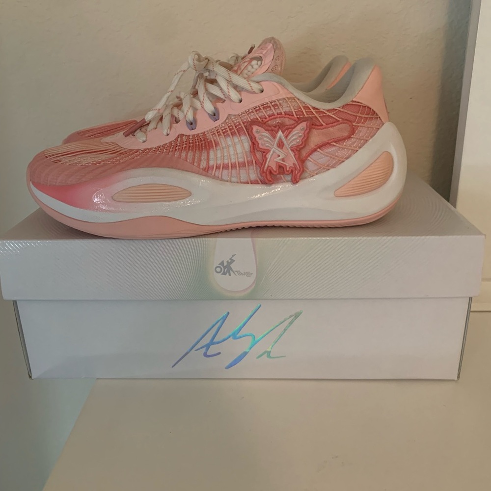 Stylish AR1 “Valentine” Rigorer Basketball Shoes(only worn 3 times) - Picture 5 of 5